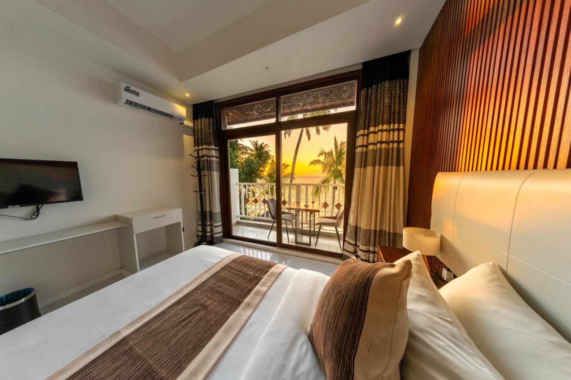 Heron Beach Hotel - The Best Maldivian Getaway In Dhiffushi,Maldives Exterior foto