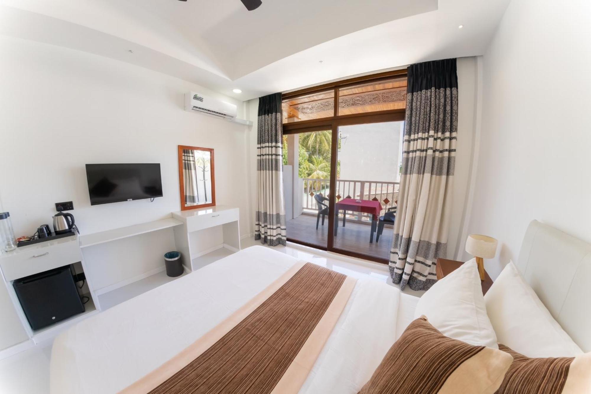 Heron Beach Hotel - The Best Maldivian Getaway In Dhiffushi,Maldives Exterior foto