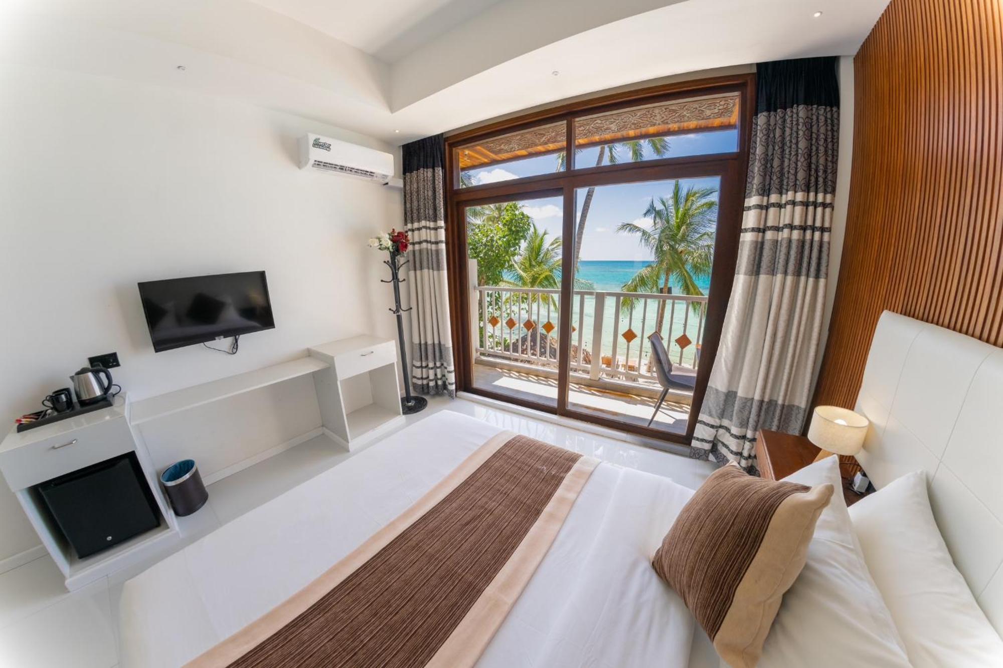 Heron Beach Hotel - The Best Maldivian Getaway In Dhiffushi,Maldives Exterior foto